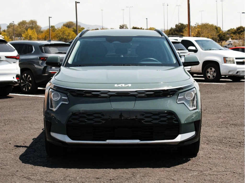 Used 2023 Cityscape Green Kia Wind image 2
