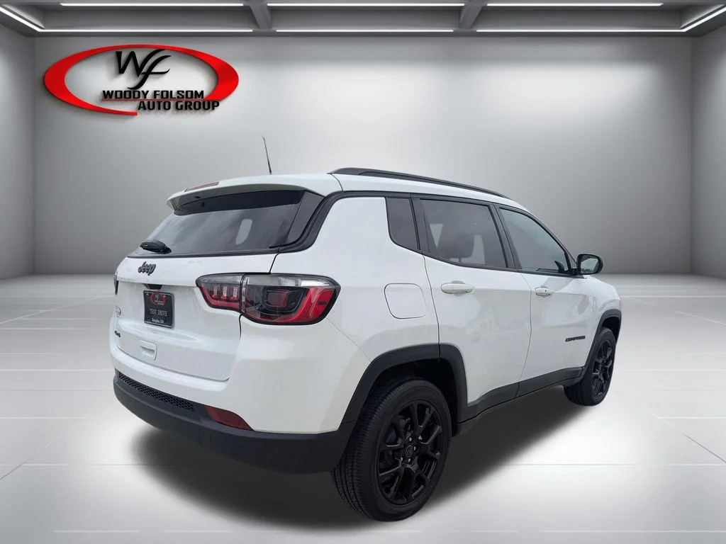 New 2026 Bright White Clear-Coat Exterior Paint Jeep Latitude image 3