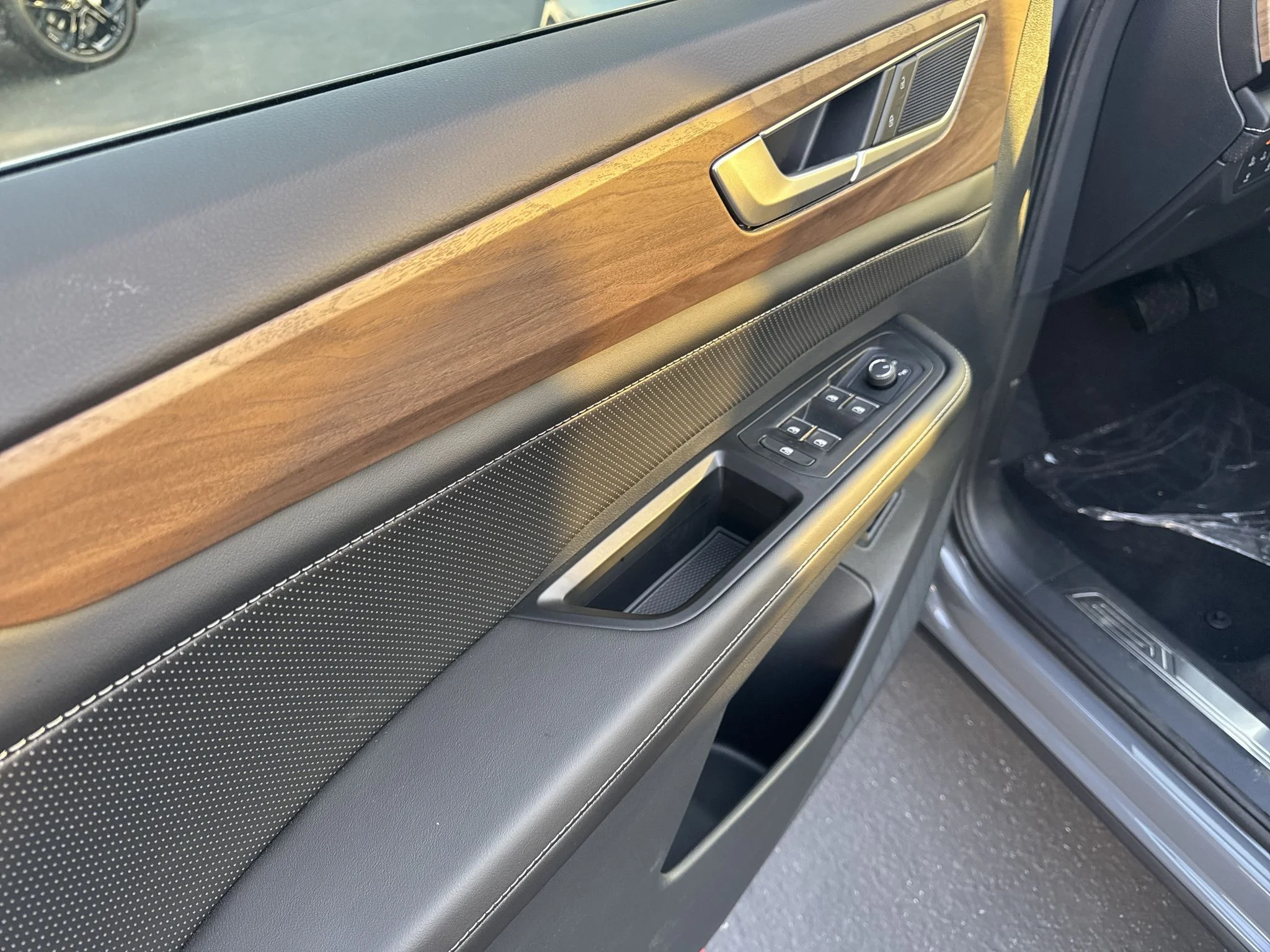 New 2026 Pure Gray Volkswagen 2.0T SE w/Technology image 13