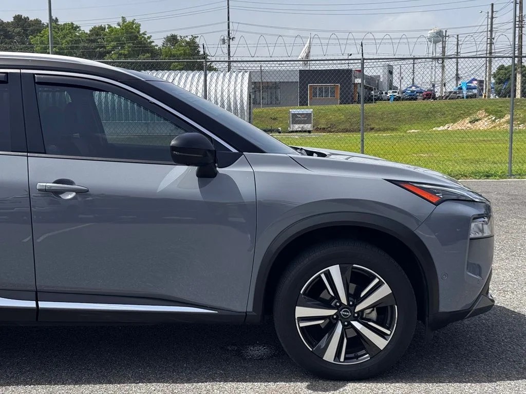 Used 2023  Nissan SL image 13
