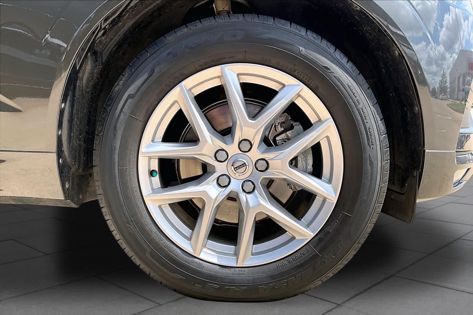 Used 2020 Pine Grey Metallic Volvo Momentum image 11