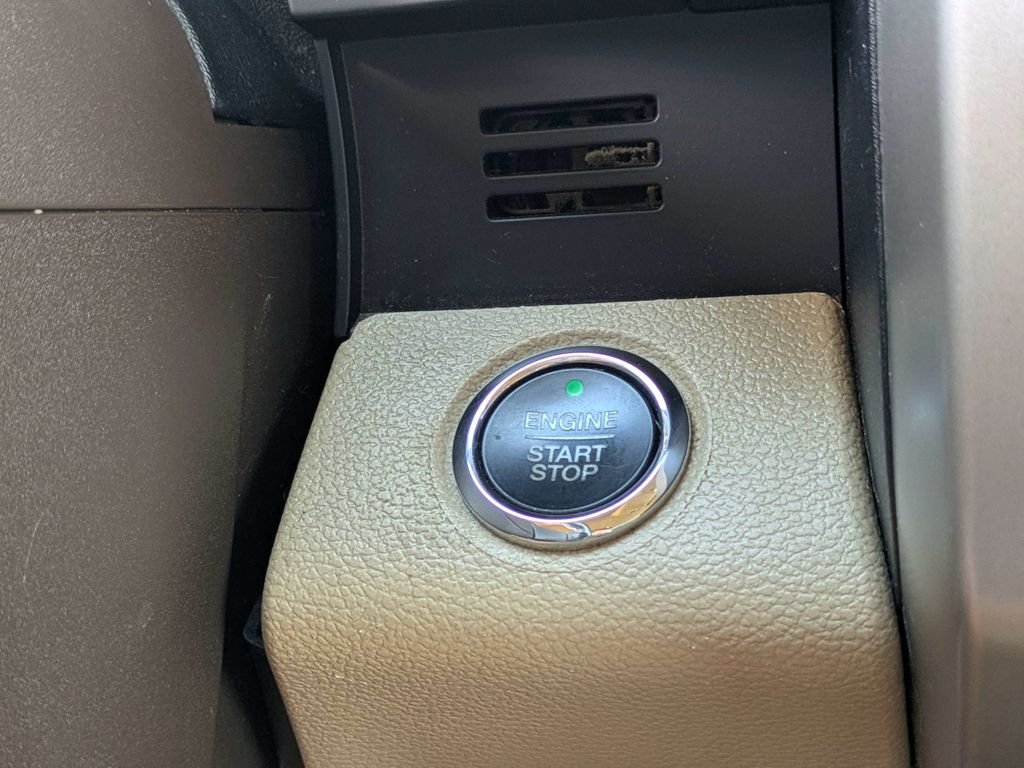 Used 2020 White Ford Lariat image 28
