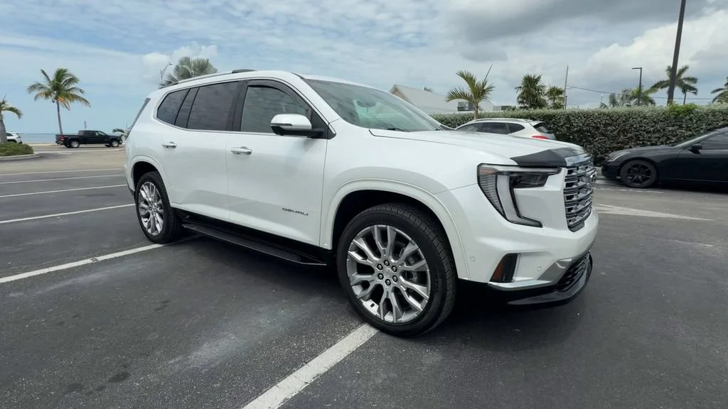 Used 2025 White Frost Tricoat GMC Denali image 2