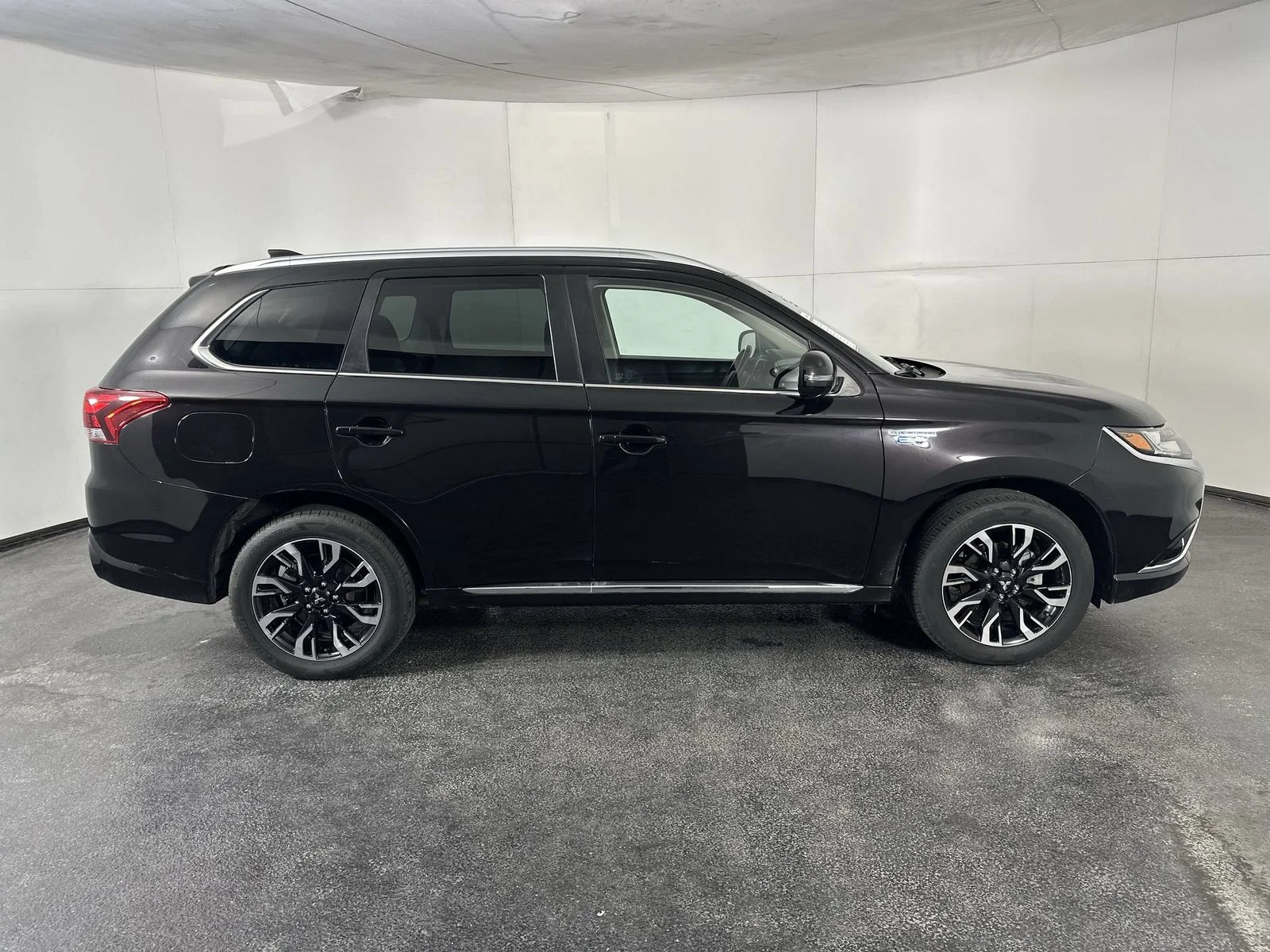 Used 2018 Black Mitsubishi SEL image 9