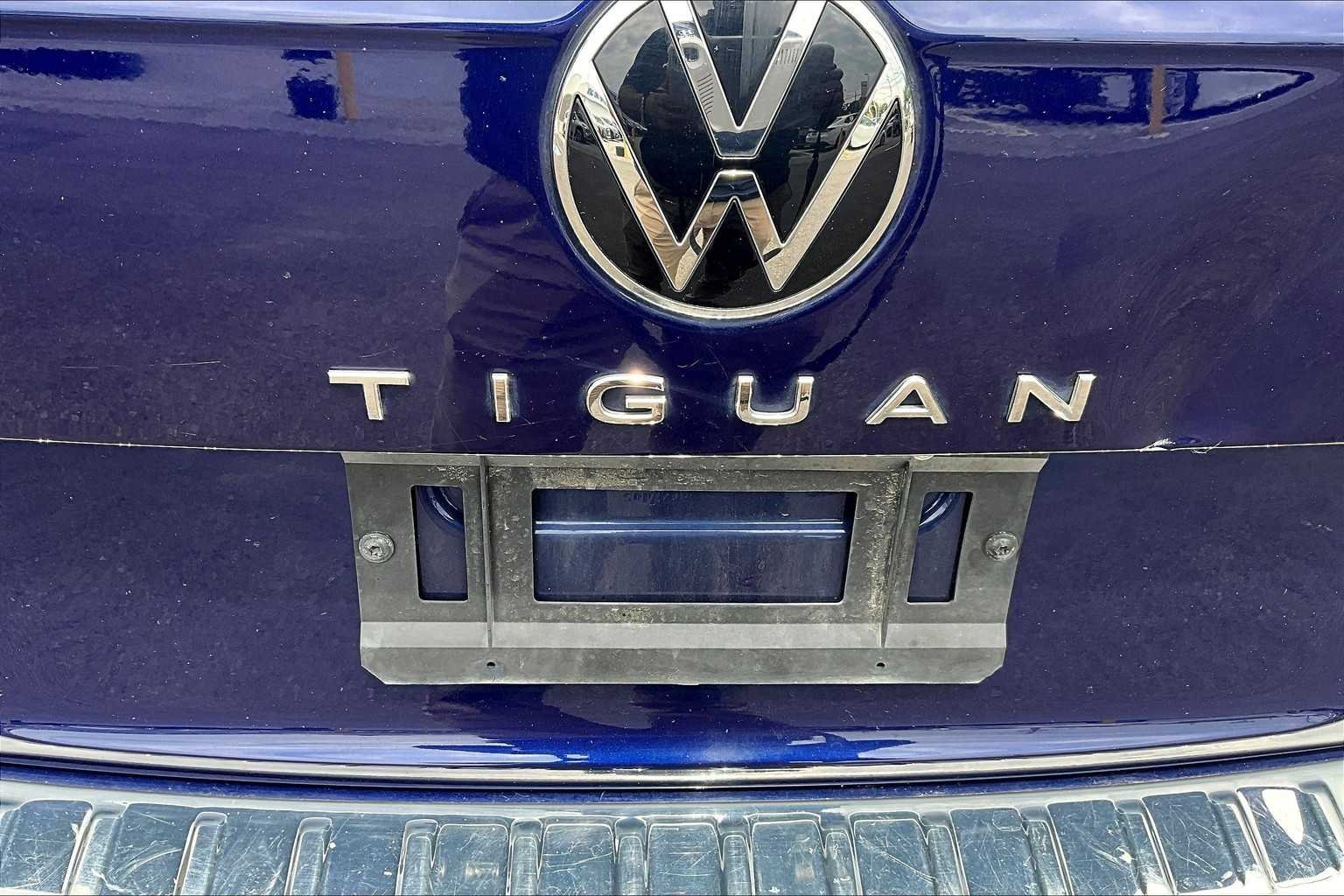 Used 2022 Atlantic Blue Metallic Volkswagen SE image 9