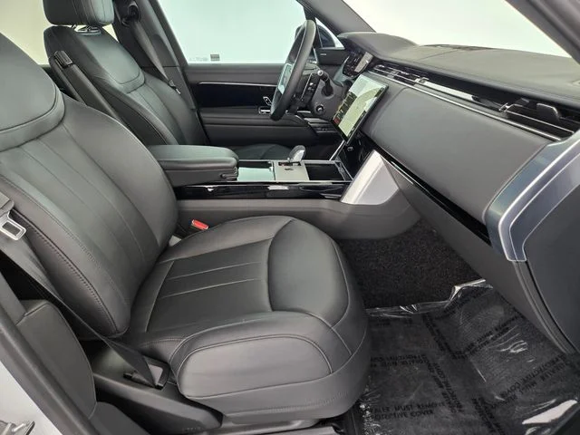 Used 2024  Land Rover SE image 3