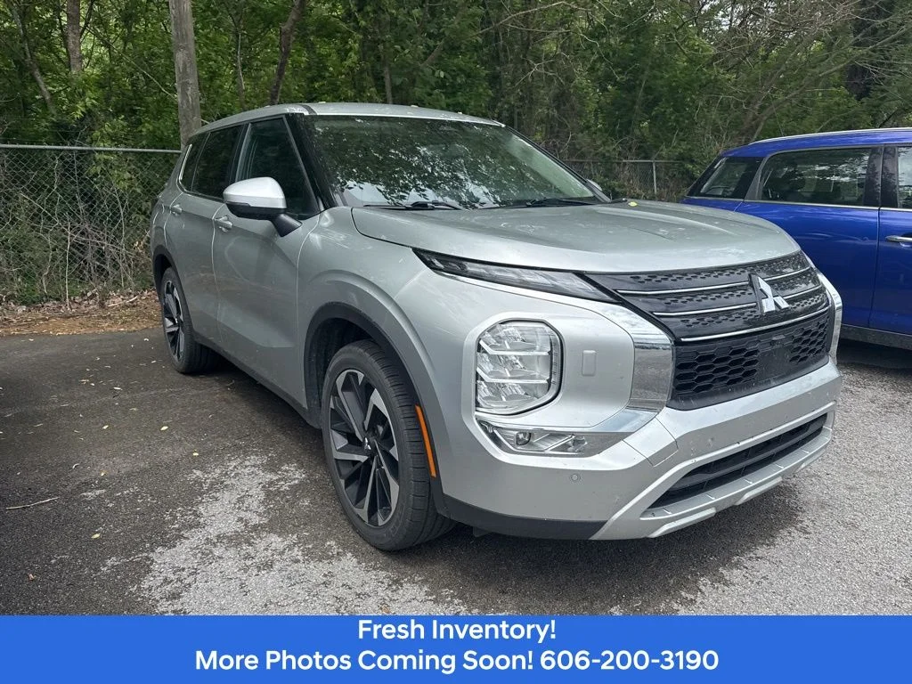 Used 2024  Mitsubishi SE image 3