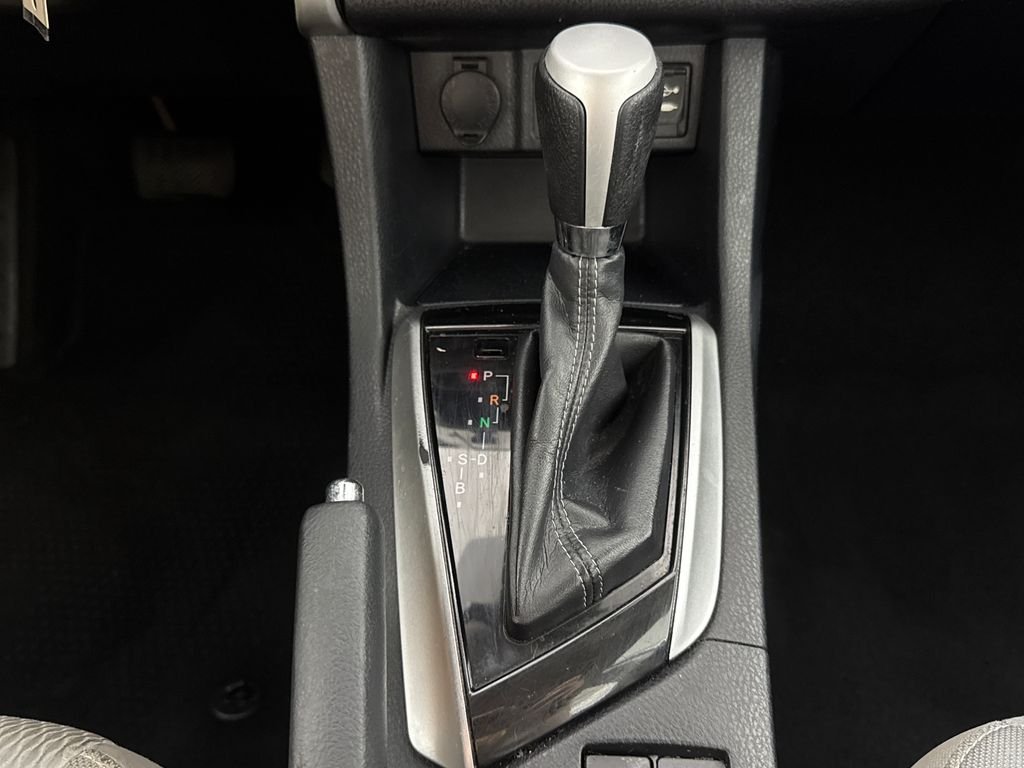 Used 2017  Toyota L image 16