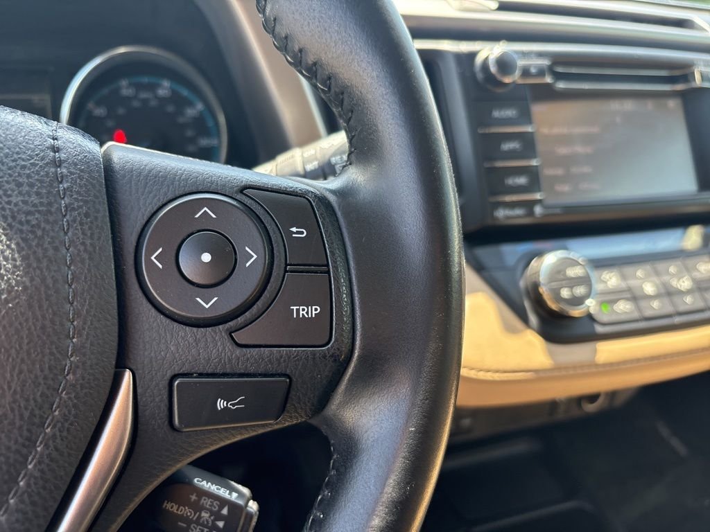 Used 2018 White Toyota XLE image 21