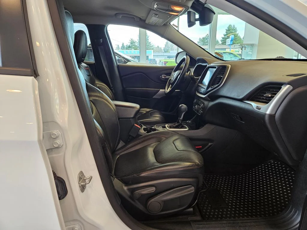 Used 2018 White Jeep Trailhawk image 26