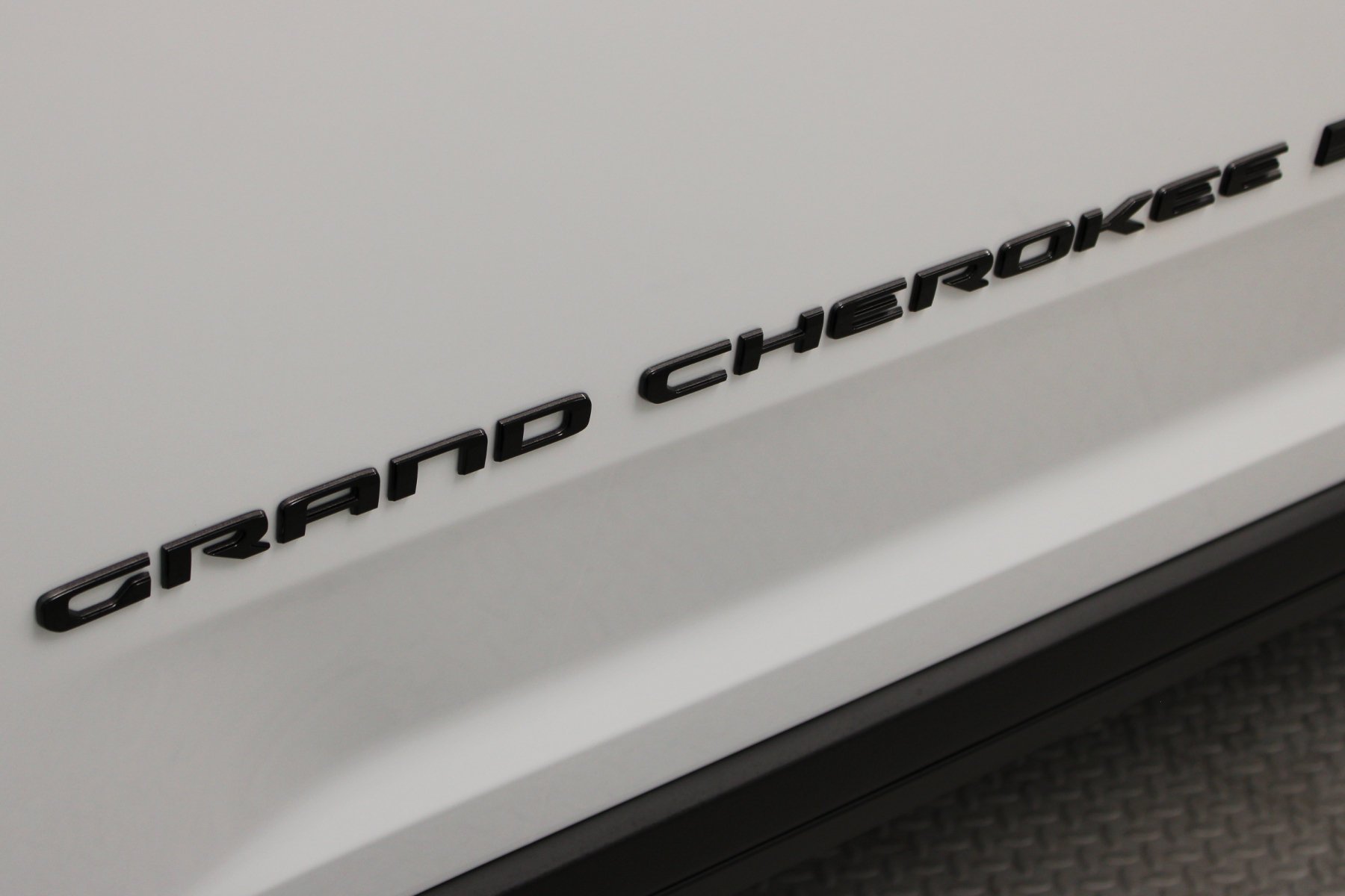 New 2026 Bright White Clear-Coat Exterior Paint Jeep Limited 4x4 image 13