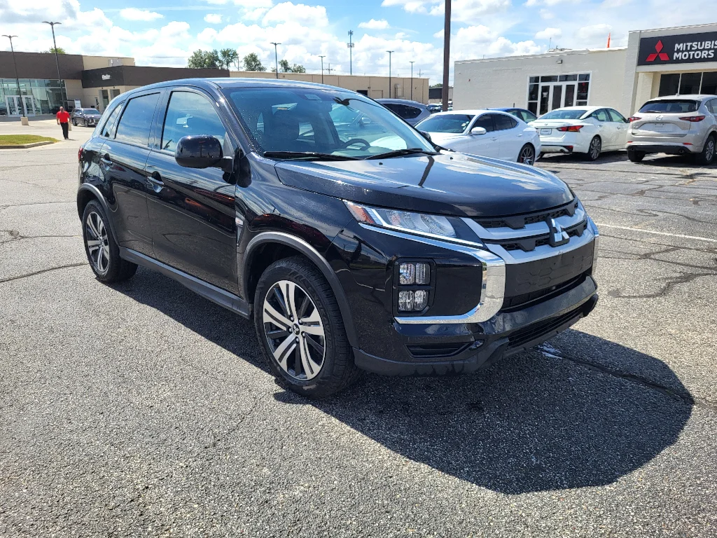 Used 2025 Labrador Black Pearl Mitsubishi ES image 4