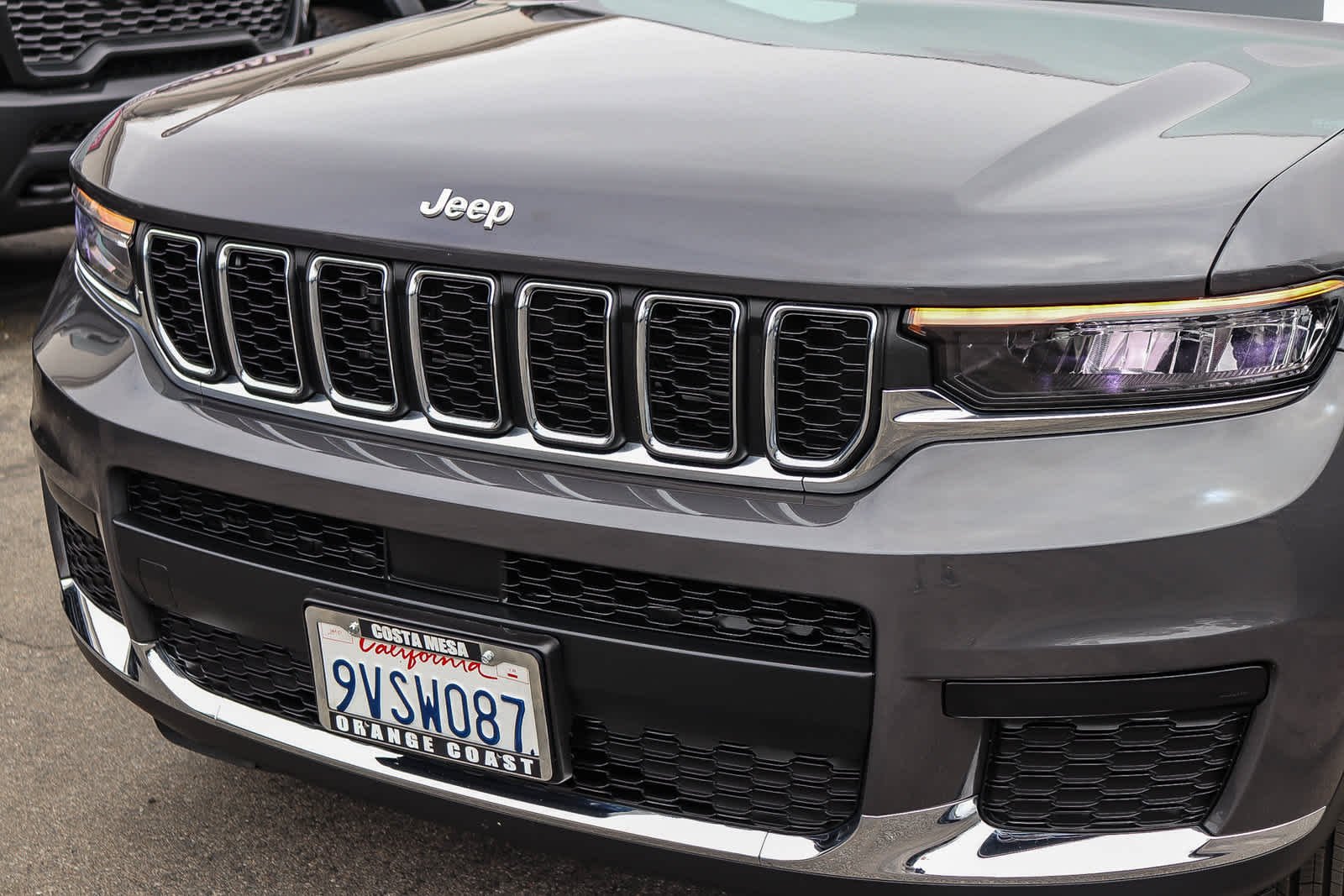 Used 2025 Baltic Gray Metallic Clearcoat Jeep Laredo X image 8