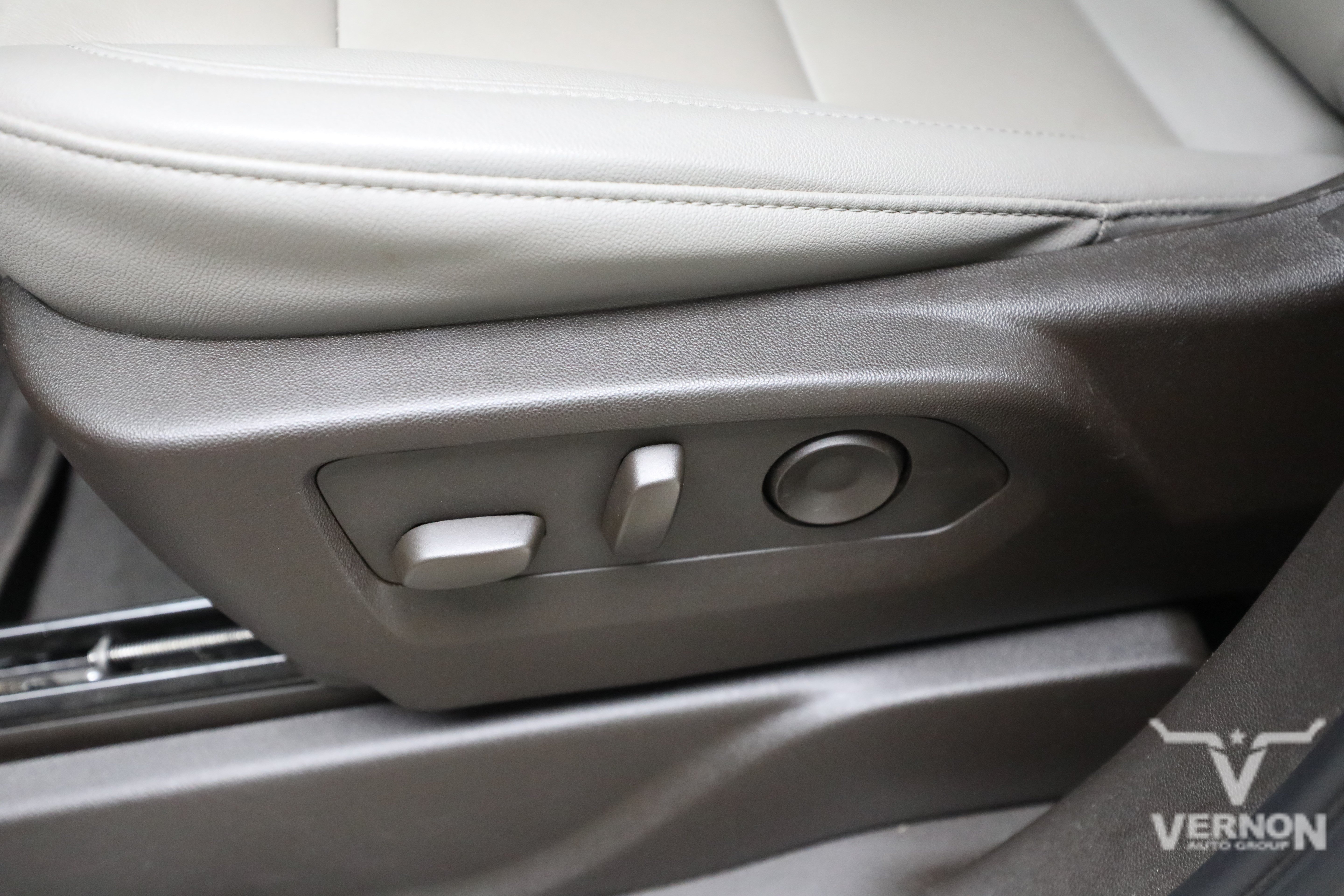 Used 2024 Iridescent Pearl Tricoat Chevrolet Y image 14