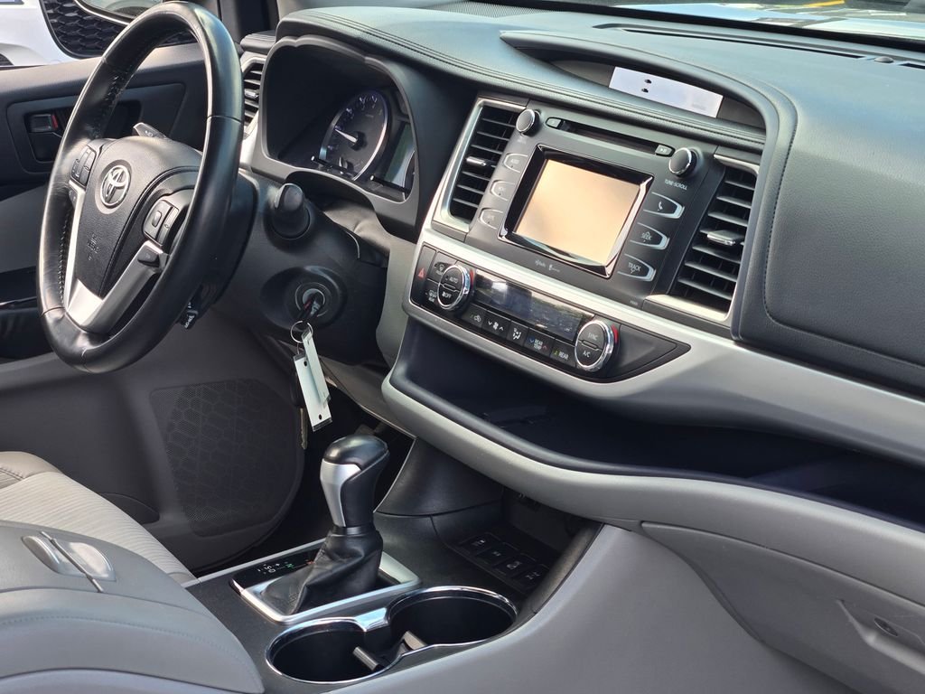 2015 Toyota Highlander LE Plus - Photo 14