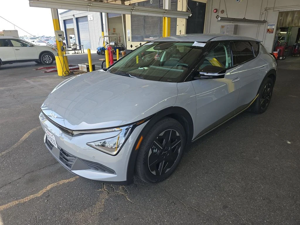 2025 Kia EV6 Light L/R's photo