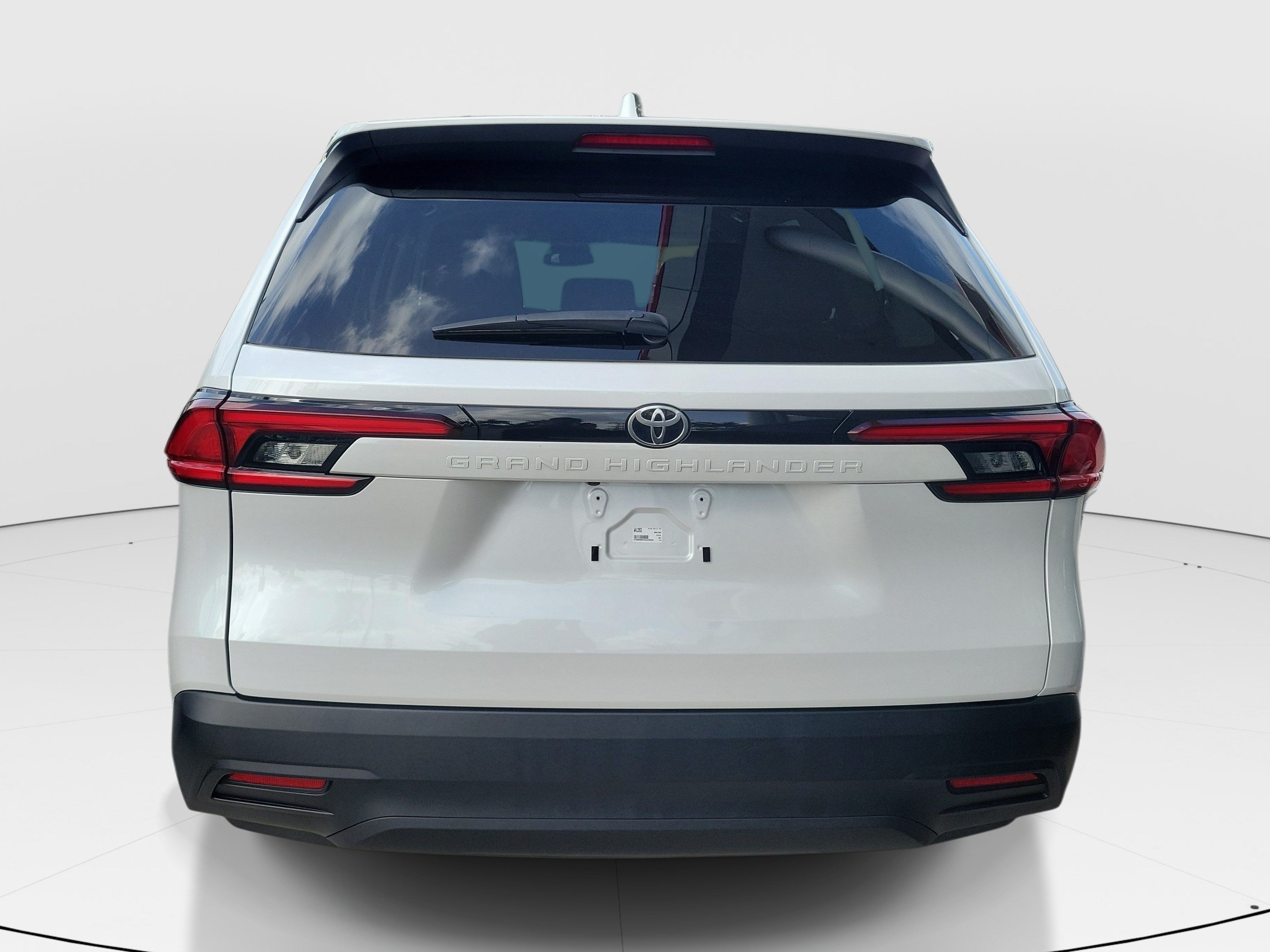 Used 2025 Pearl Toyota LE image 6