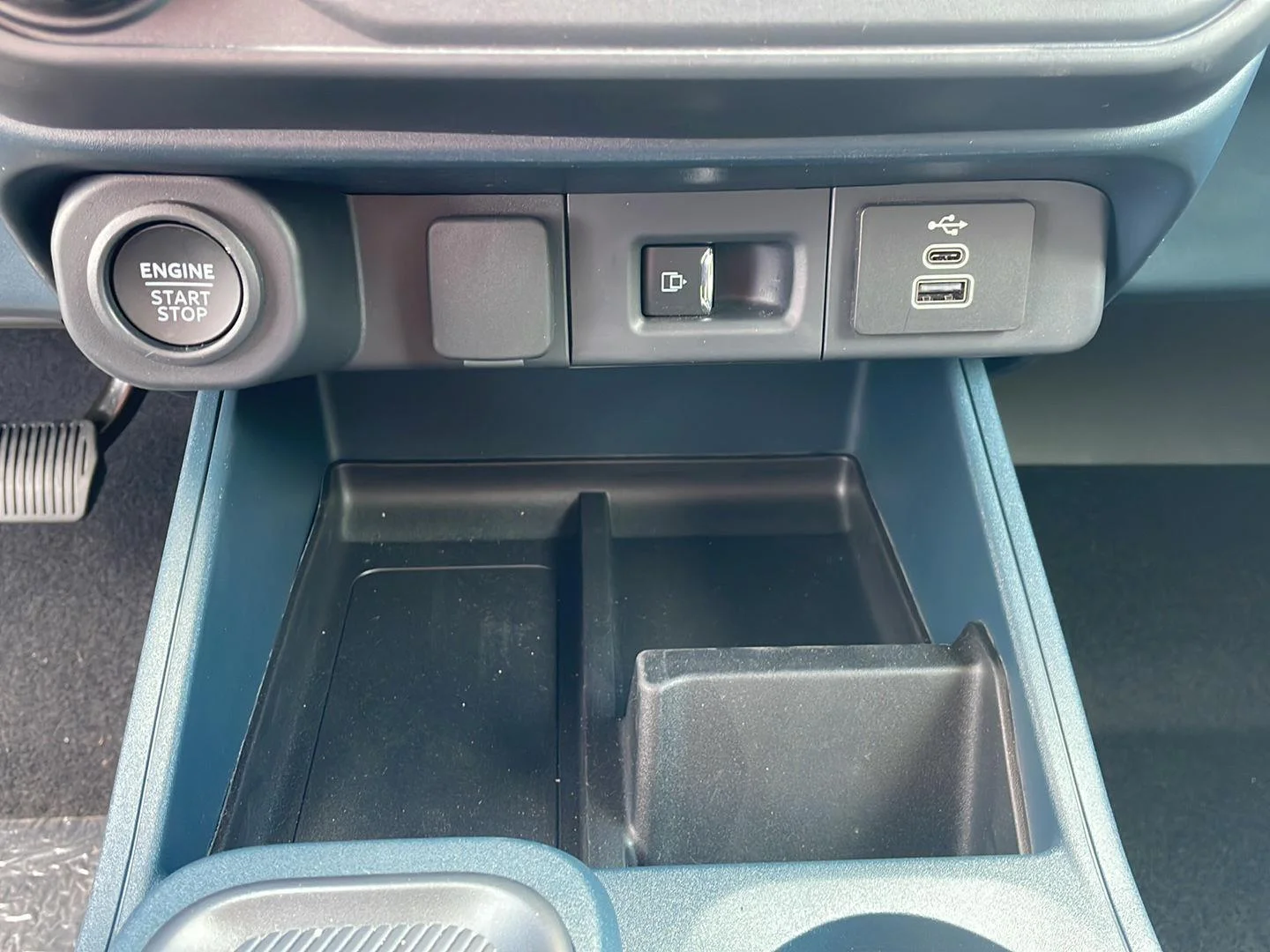 New 2026 Carbonized Gray Metallic Ford LARIAT image 23