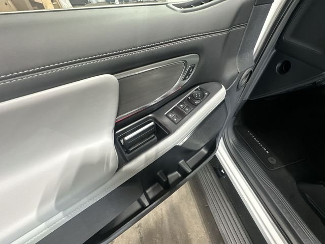 New 2027 White Ford Platinum image 19