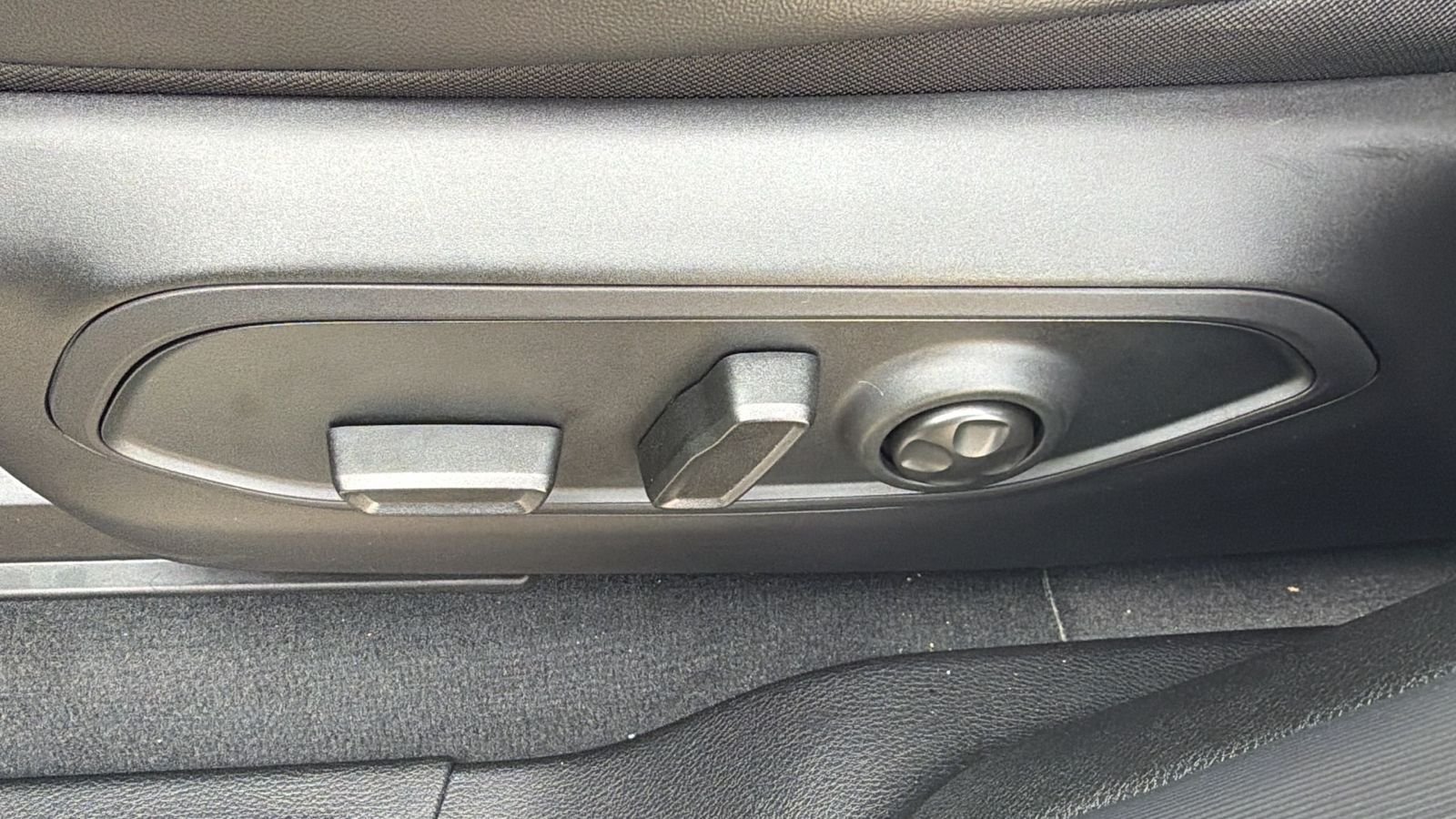 New 2026 Silver Zynith Exterior Paint Jeep Altitude image 21