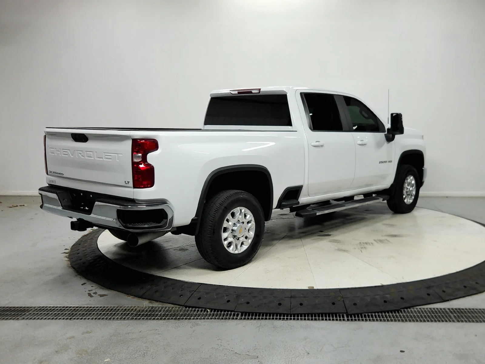 Used 2025 White Chevrolet LT image 8