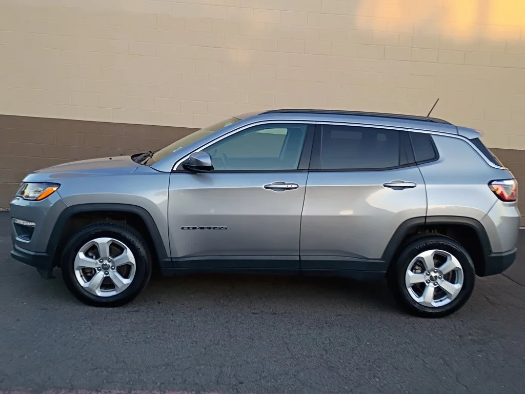 Used 2018 Billet Silver Metallic Clearcoat Jeep Latitude image 9