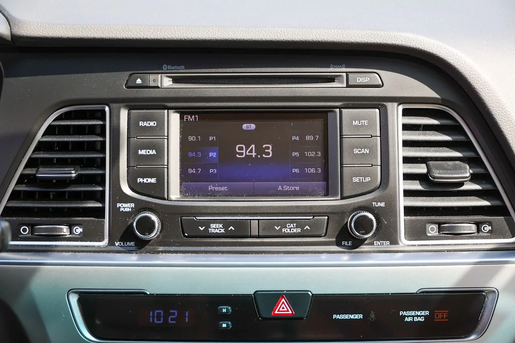 Used 2015 White Hyundai SE image 10