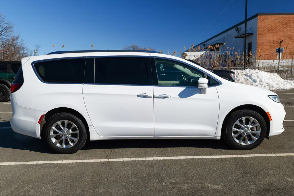 Used 2021 Bright White Clearcoat Chrysler Touring L image 7