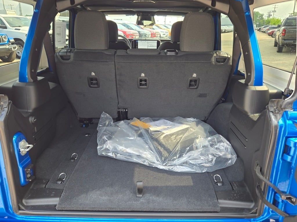 New 2026 Hydro Blue Pearl-Coat Exterior Paint Jeep Sahara image 17