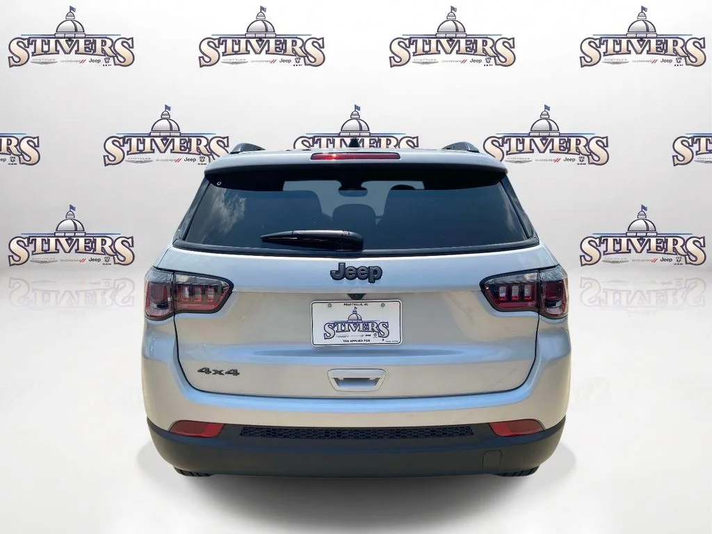 New 2026 Silver Zynith Metallic Clear-Coat Exterior Paint Jeep Latitude Altitude image 5