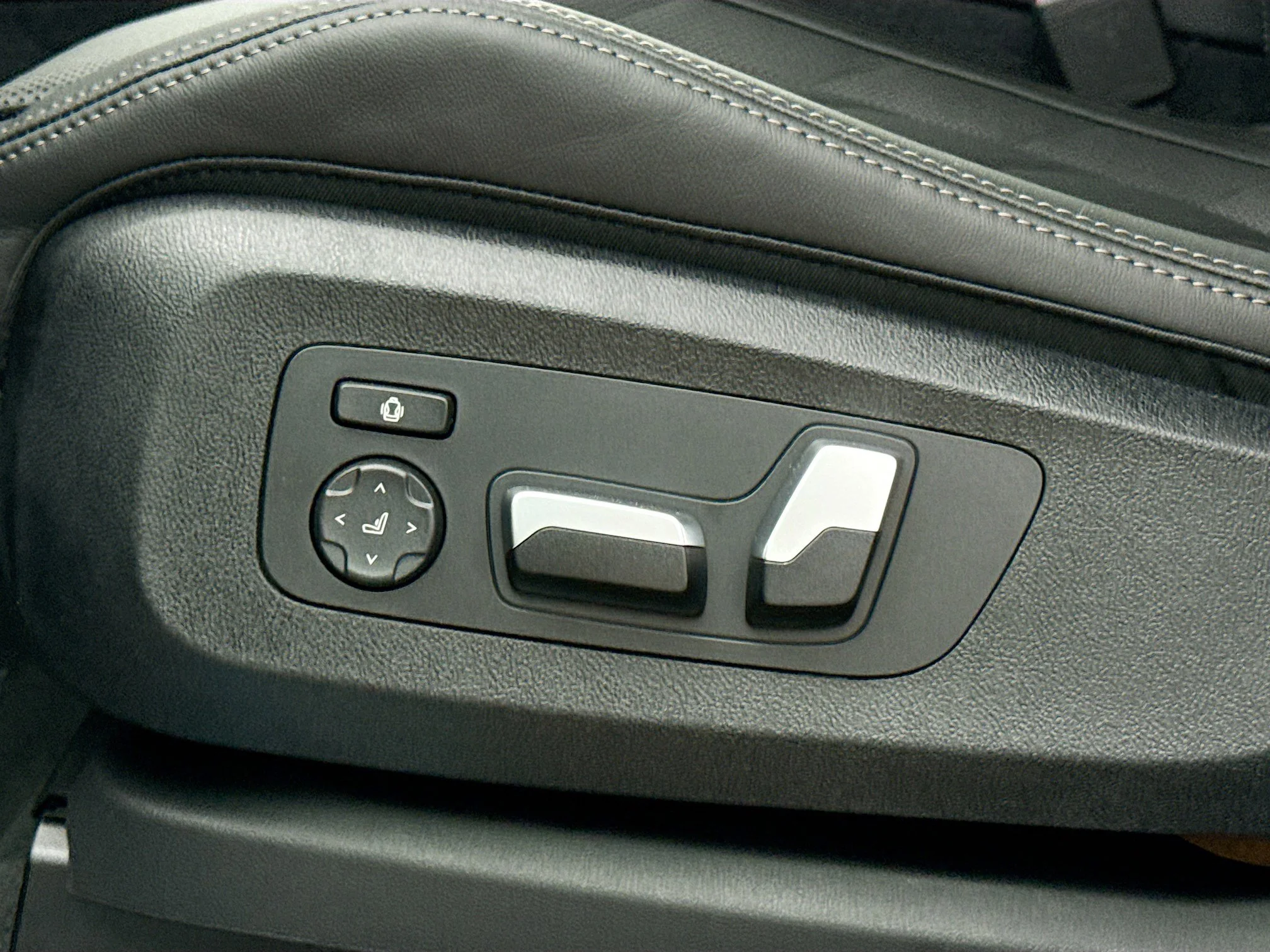 New 2026 Skyscraper Grey Metallic BMW sDrive40i image 24