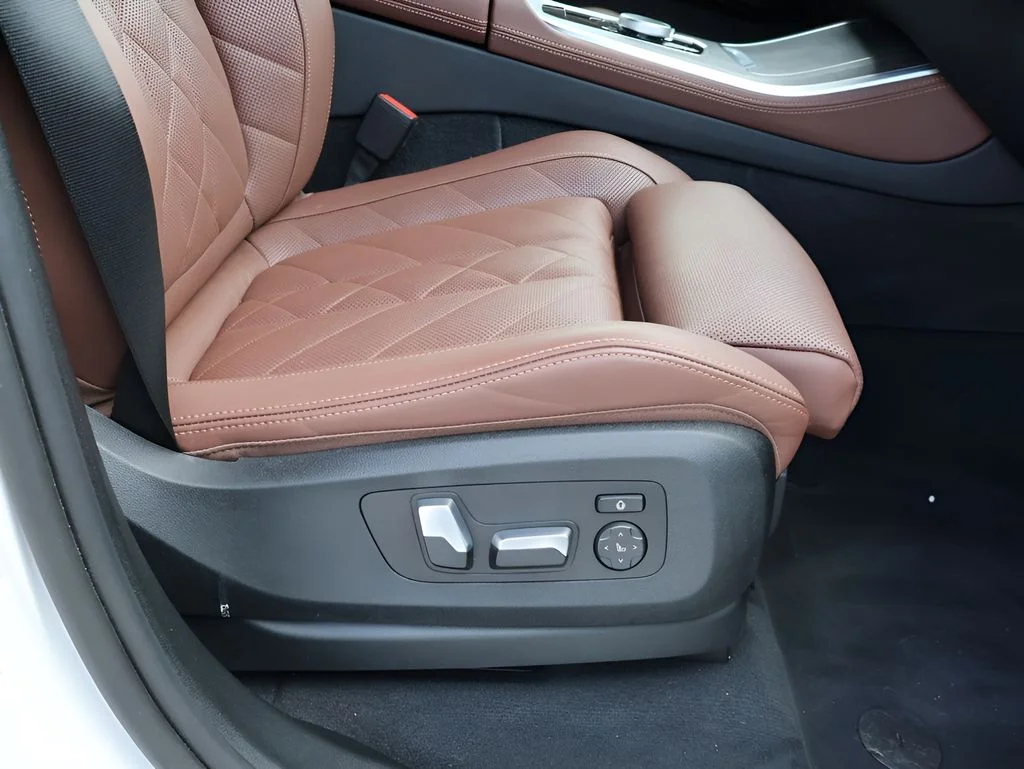 Used 2024 Mineral White Metallic BMW xDrive40i image 12