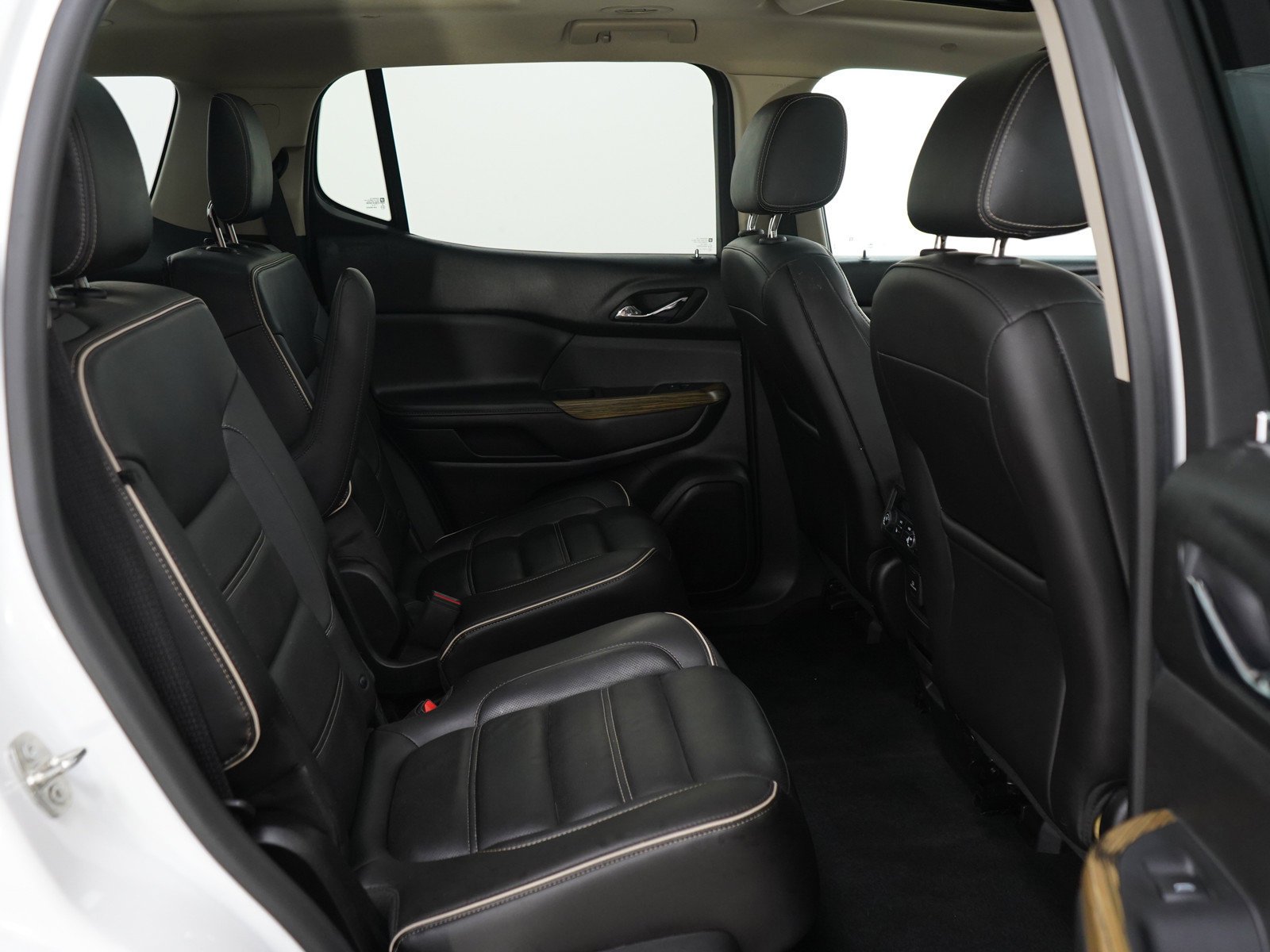 Used 2018 White Frost Tricoat GMC AWD 4dr Denali image 12