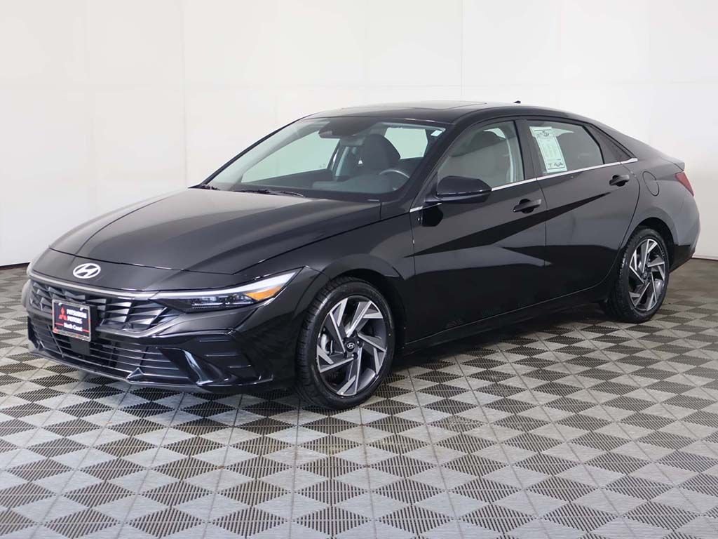 Used 2025 Black Hyundai SEL Convenience image 8