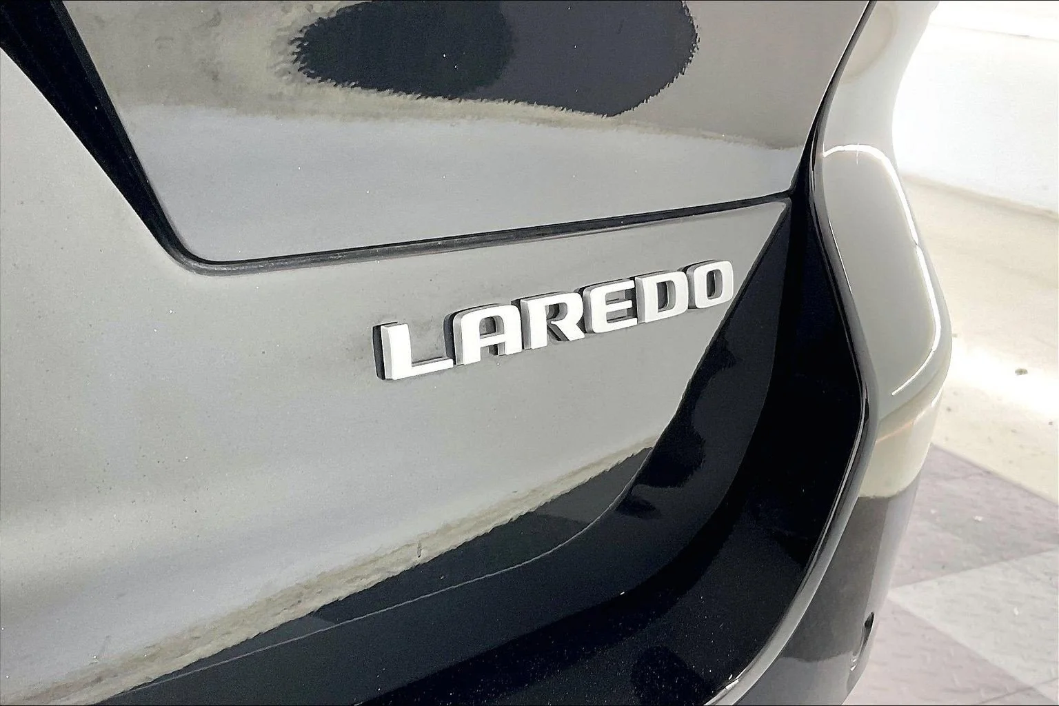 Used 2025 Diamond Black Crystal Pearlcoat Jeep Laredo image 7