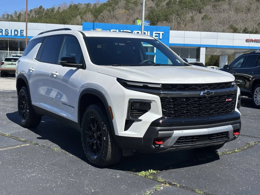 Used 2025 Iridescent Pearl Tricoat Chevrolet Z71 image 4