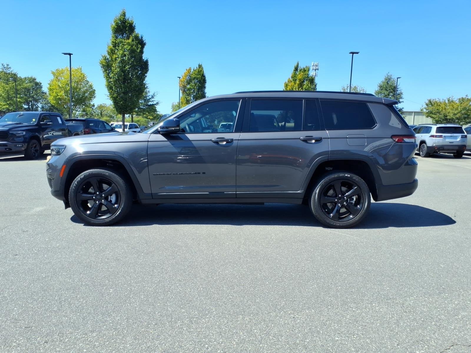 Used 2023 Baltic Gray Metallic Clearcoat Jeep Altitude image 3