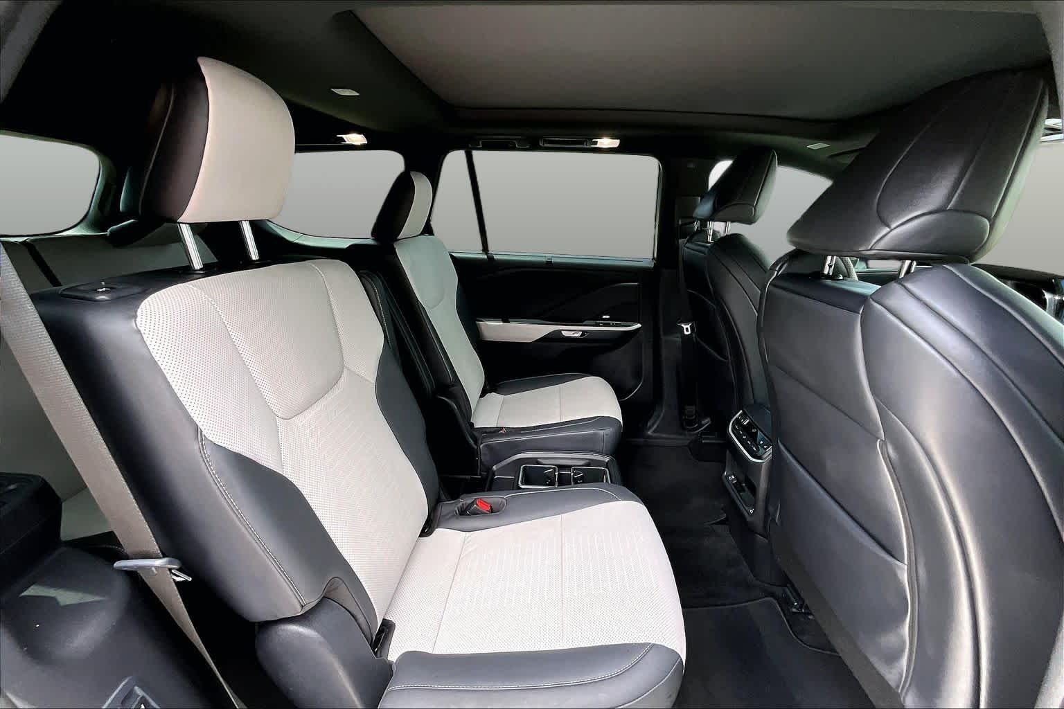 Used 2026 Wind Chill Pearl Lexus F SPORT Handling image 20