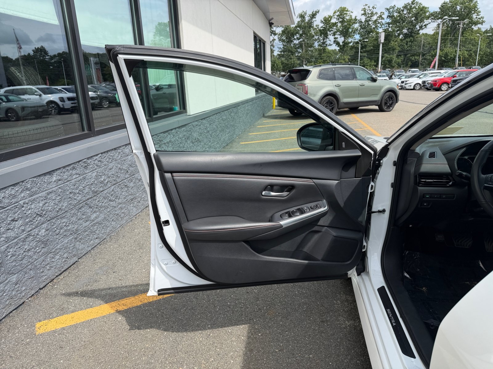Used 2024 Aspen White Tricoat/Super Black Nissan SR image 25