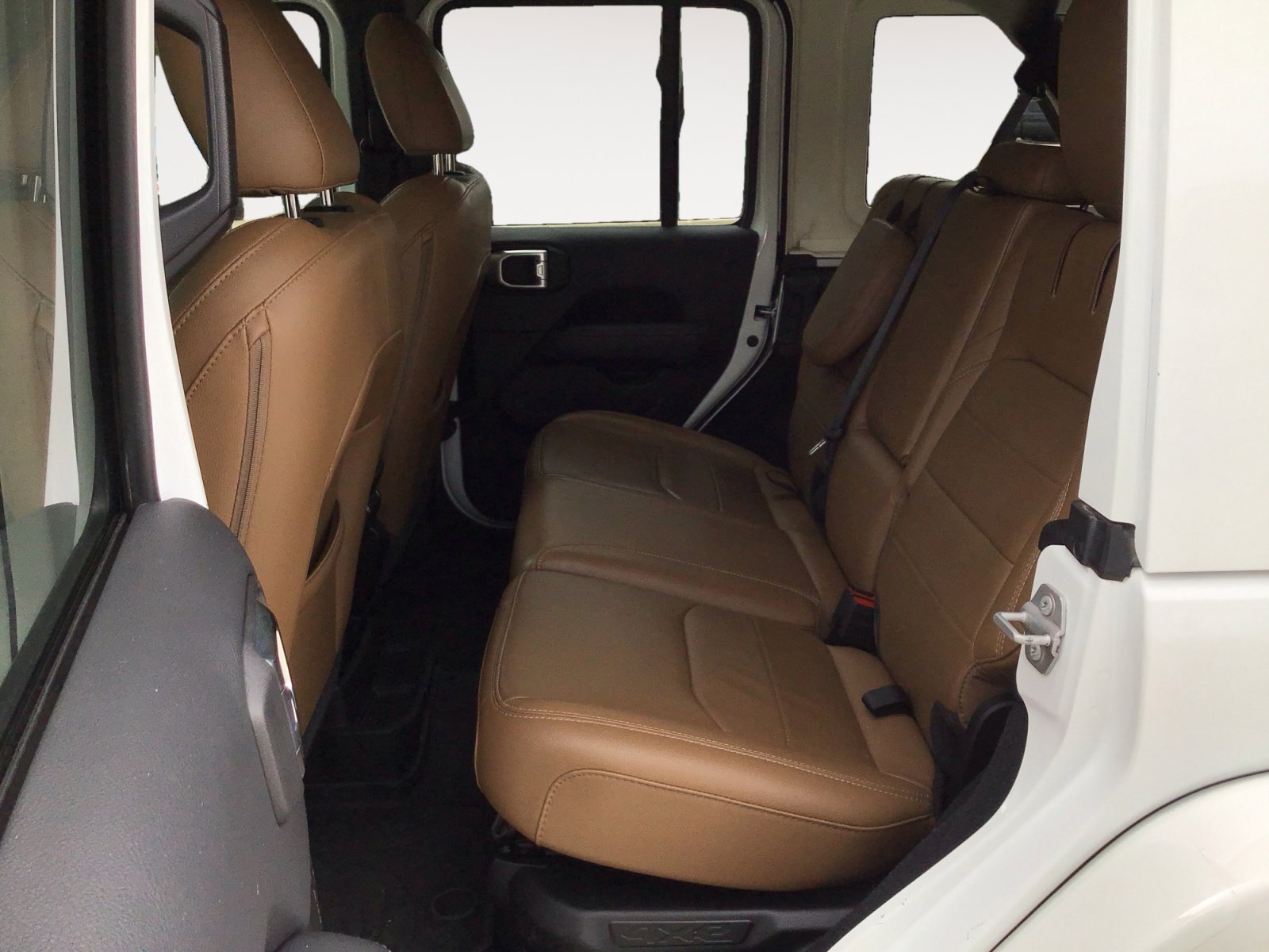Used 2022 Bright White Clearcoat Jeep Unlimited Sahara image 23
