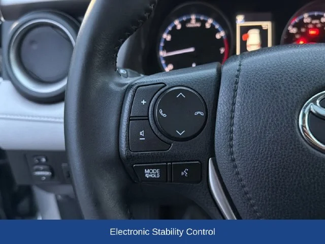 Used 2018 Silver Toyota XLE image 23