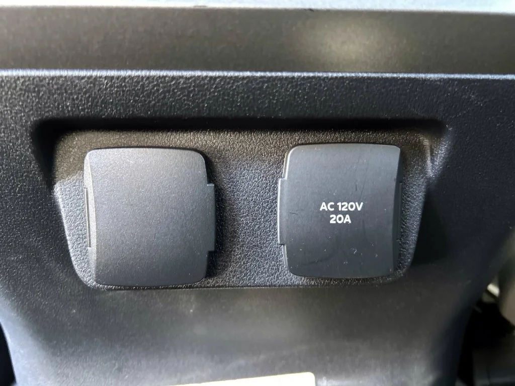 Used 2023 Gray Metallic Ford Lariat image 22