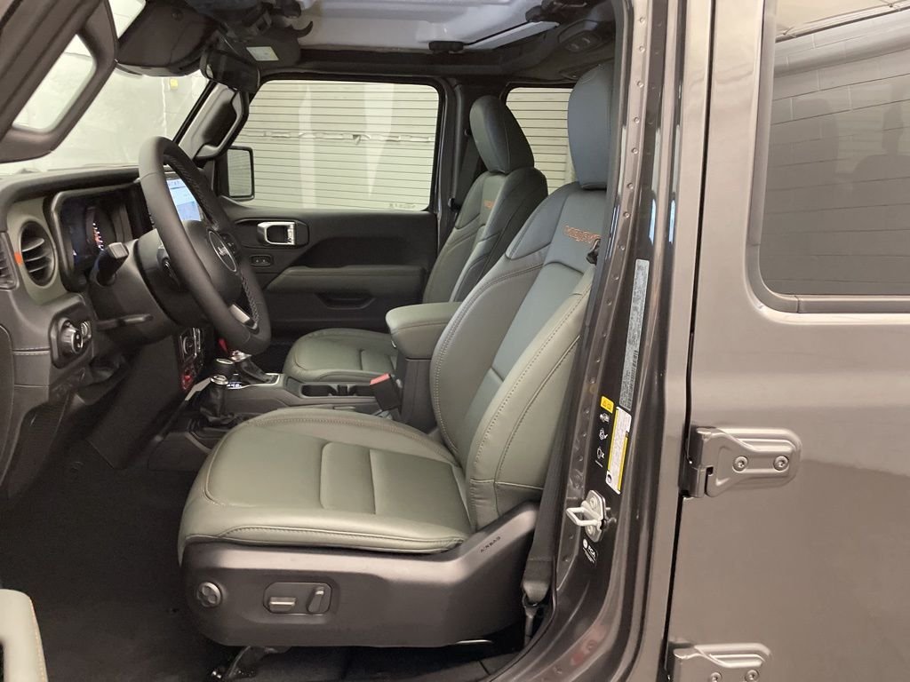 New 2026 Granite Crystal Metallic Clear-Coat Exterior Paint Jeep Mojave image 15