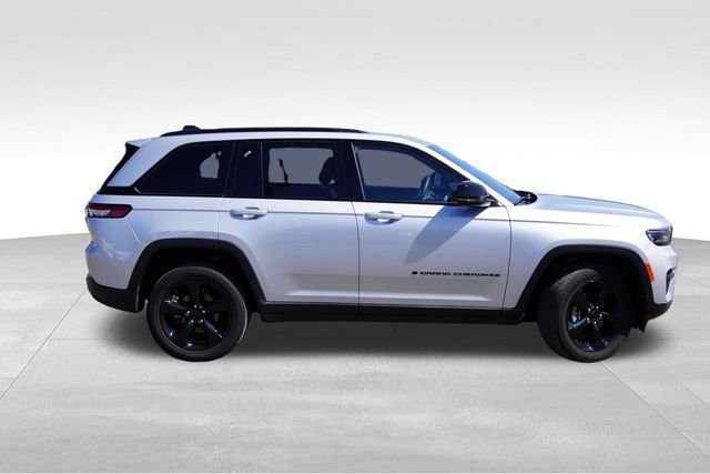 Used 2023 Silver Jeep Altitude X image 3