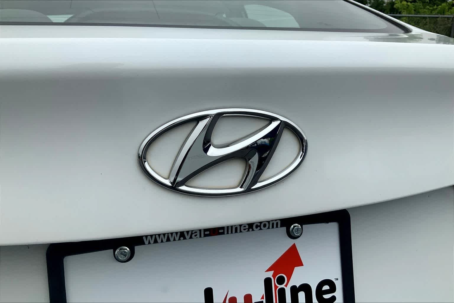 Used 2016 Quartz White Pearl Hyundai SE image 9