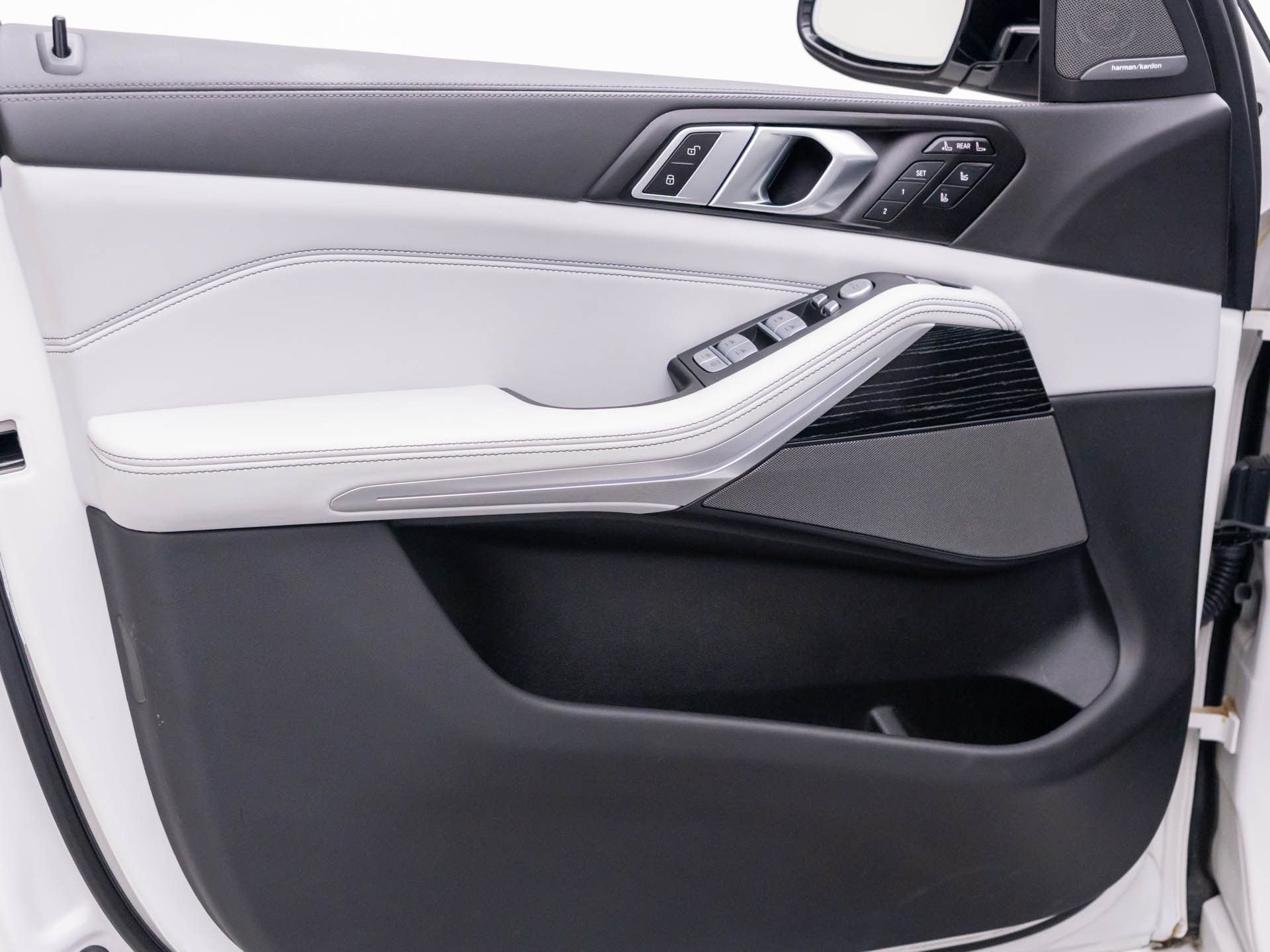 Used 2023 Mineral White Metallic BMW xDrive40i image 12