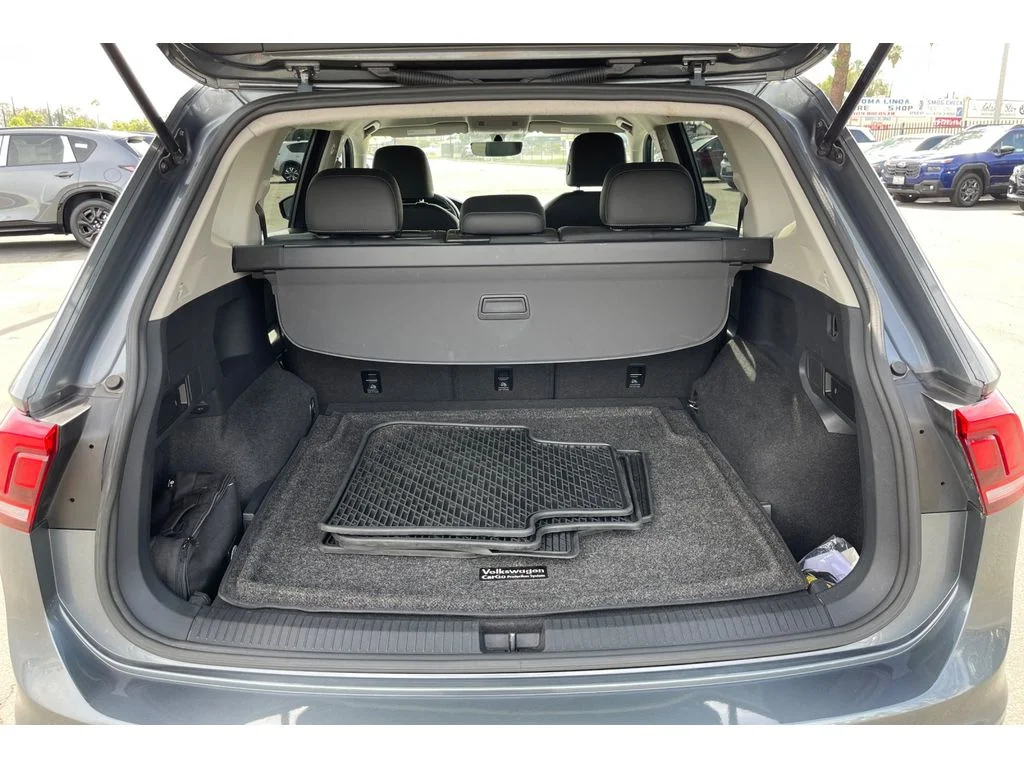 Used 2019 Platinum Gray Metallic Volkswagen SE image 18
