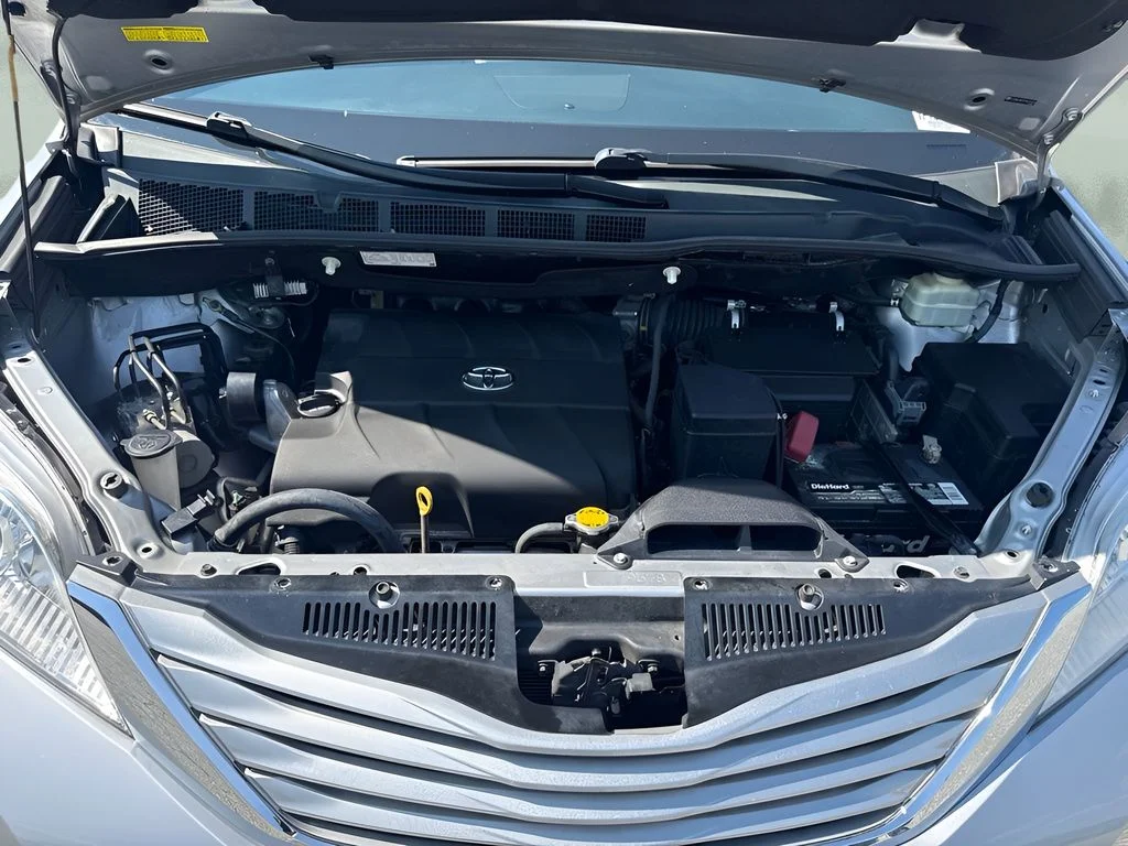 Used 2015 Silver Toyota LE image 17
