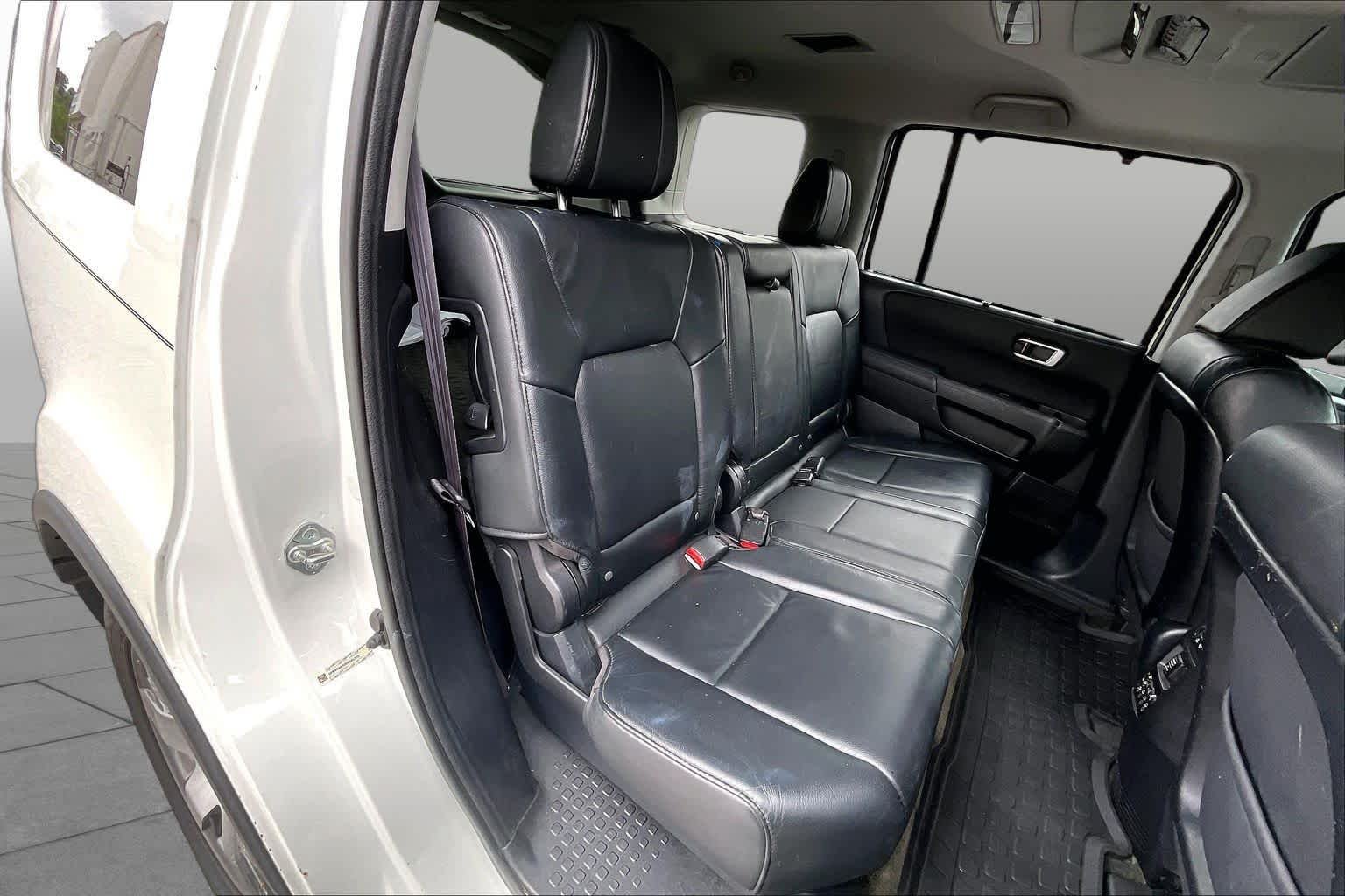 Used 2014 White Diamond Pearl Honda Touring image 19