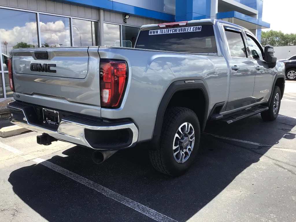 Used 2025 Sterling Metallic GMC SLE image 5